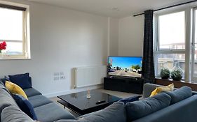 Modern & Spacious Penthouse In North London